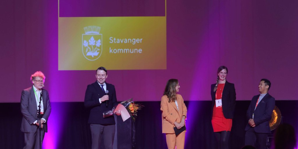 John Krogstie, NTNU, delte ut prisen til Lars Haavik, Torill Teigland Sødal og Jan Angelo Dalåsen i Stavanger kommune. Foto: Terje Trobe