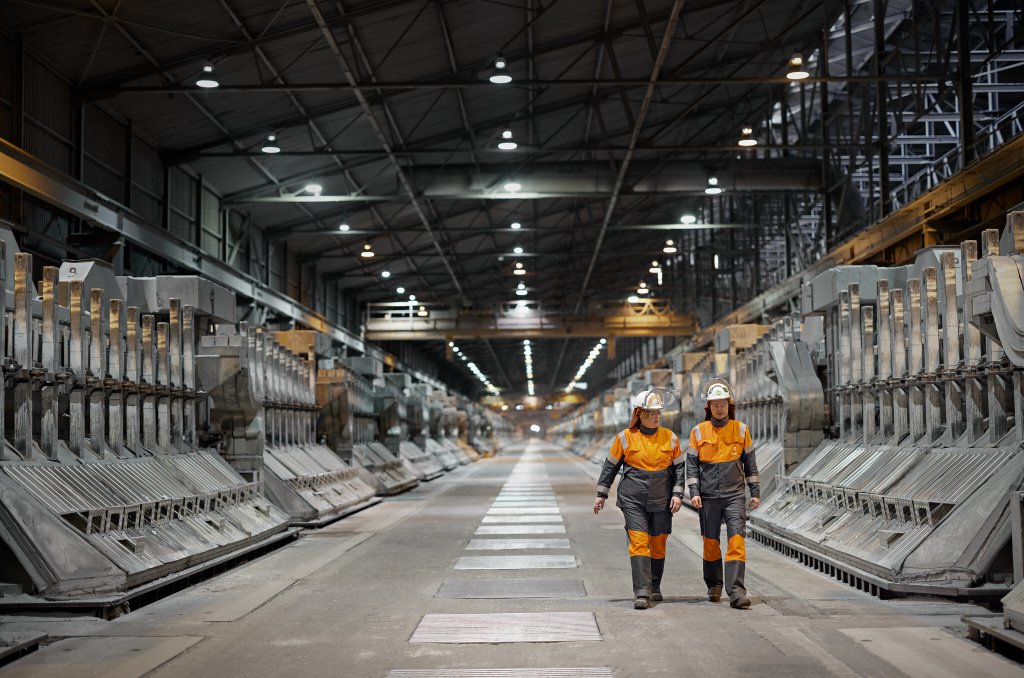 Operatører i elektrolysehallen på Hydros aluminiumsverk i Årdal. Foto Hydro