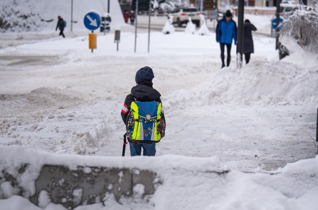 Bildet viser et barn som skal over gaten