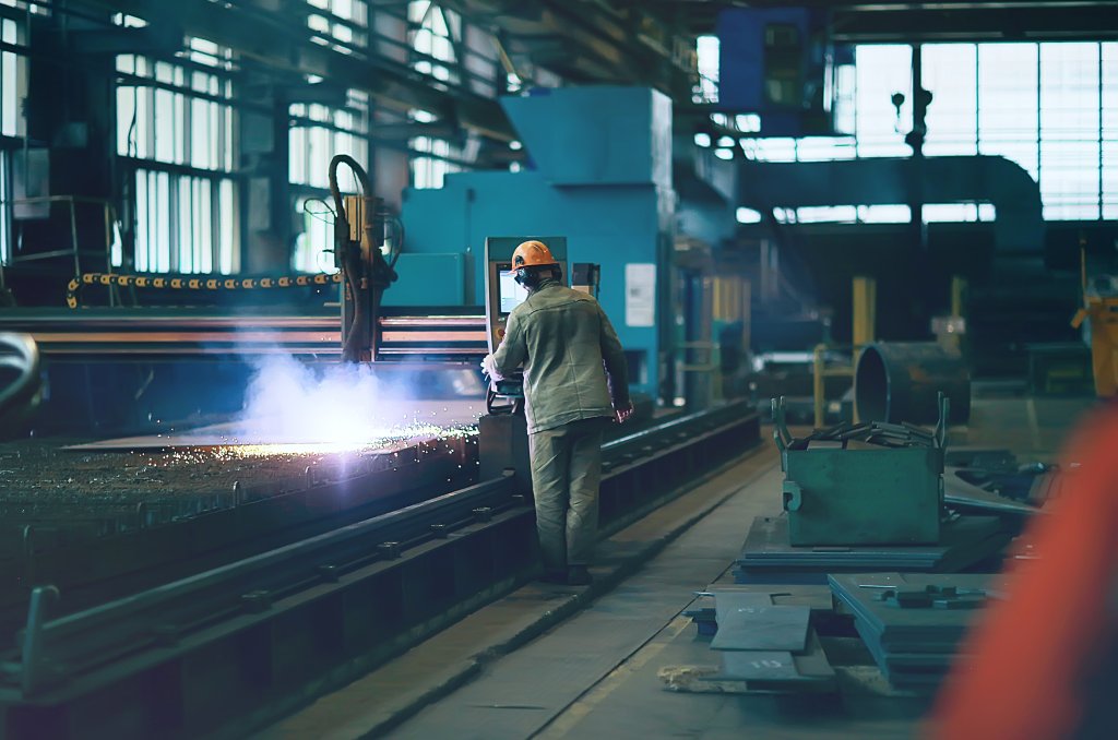 Bilde av industriarbeider på anlegg