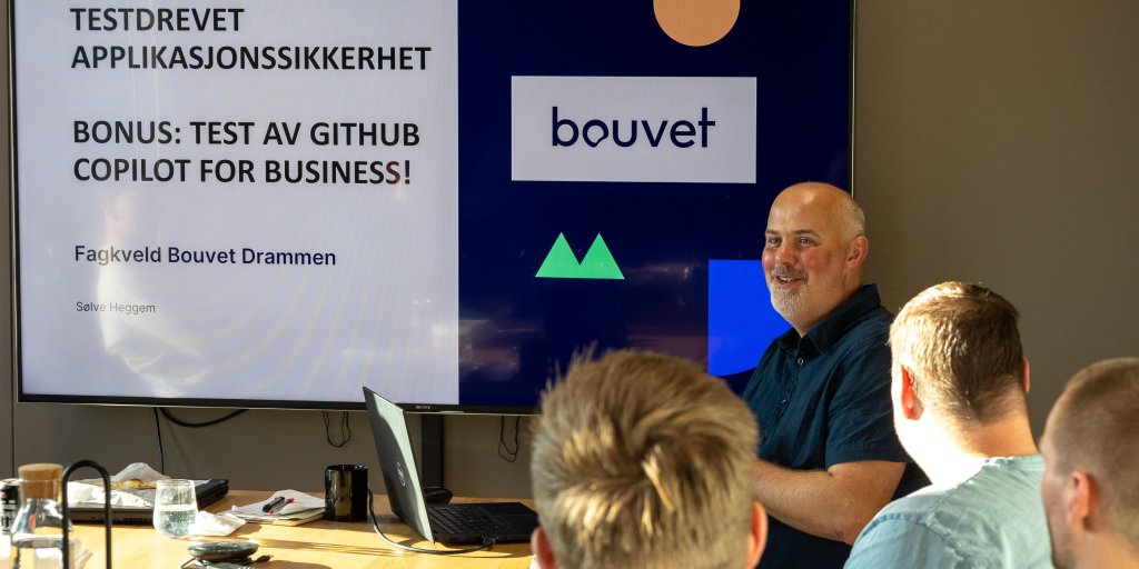 Bildet viser en foredragsholder fra Bouvet