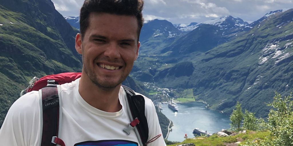 Edvard jobber med å hjelpe nordmenn på ferie