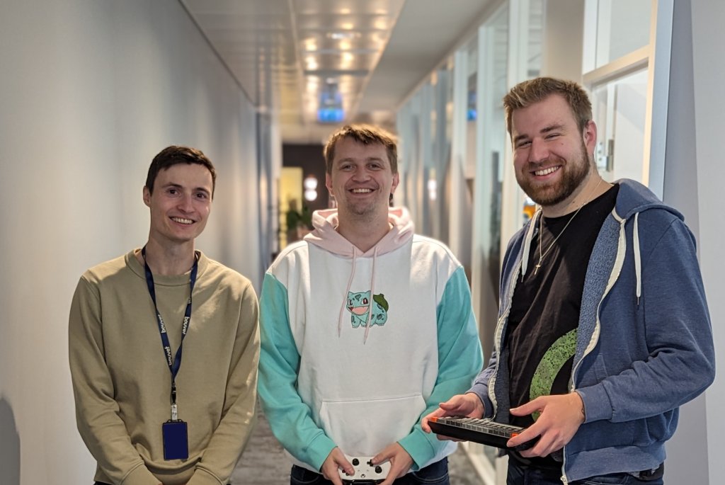 Bilde av Isak, Mats Engstad og Martin Helvig på kontoret i Stavanger 