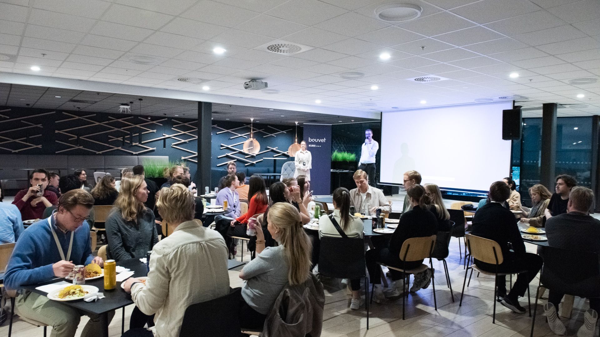 Bilde fra foredrag og publikum fra BouvetPointOne 