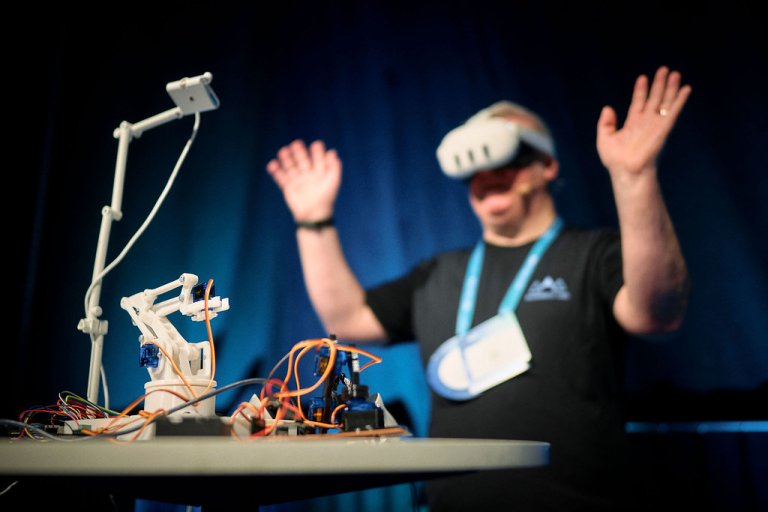 Image of presentation "How to build a robot arm"