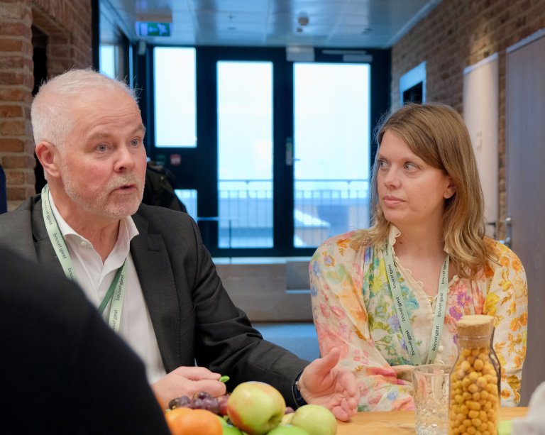 Bilde av Ane Marte Hausken fra Atea i midten ved siden avEirik Gundegjerde fra Lyse