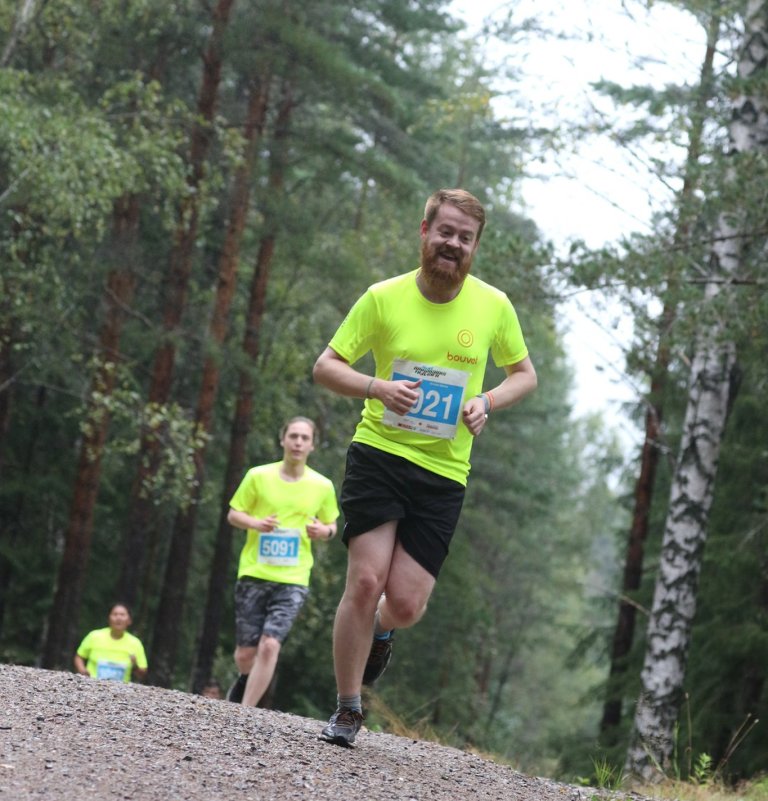 Tre Bouvet ansatte løper etter hverandre