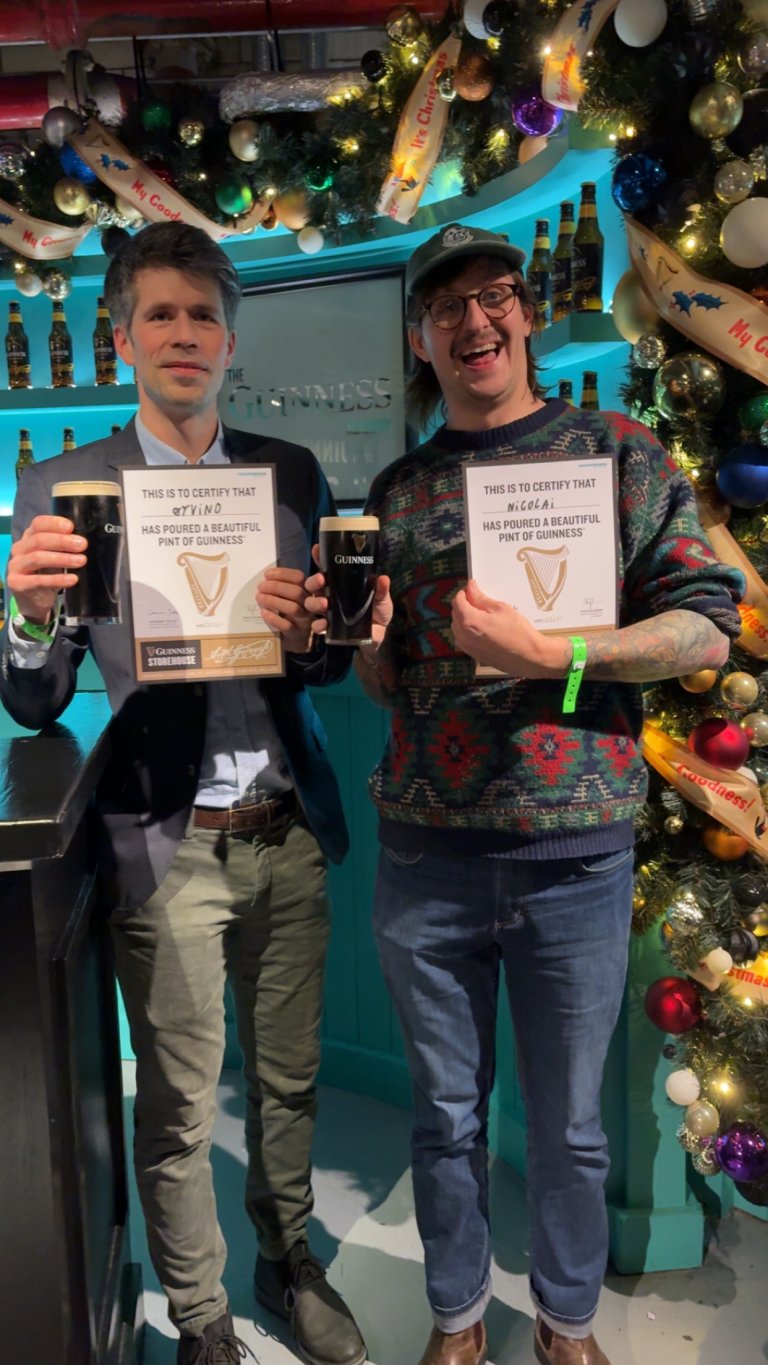 Bilde av forfatterne av innlegget på Guiness-museum i Dublin