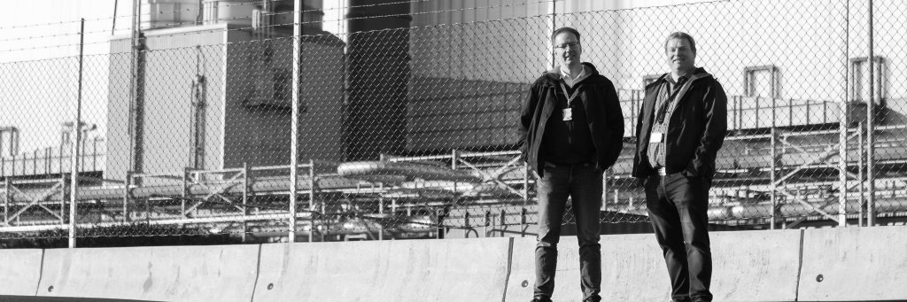 Bilde av Pål og Jostein foran Herøya Industripark 