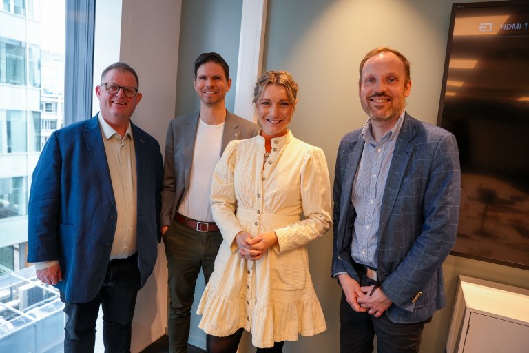 Bilde av podcastdeltakerne i studio