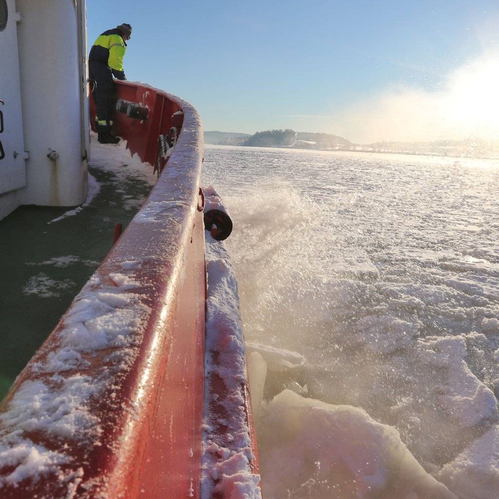 Tug Frier bryter is i Vestfjorden, Tønsberg. Mannskap: Morten Sivertsen og Ivar Sørensen.
