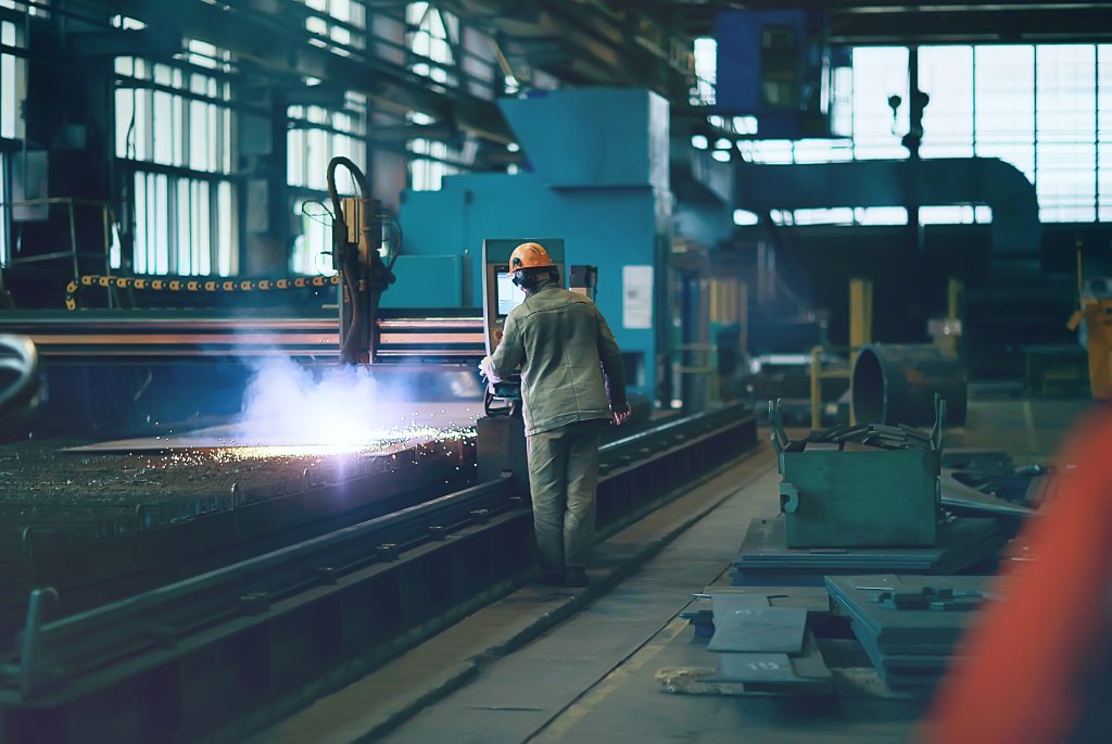 Bilde av industriarbeider på anlegg