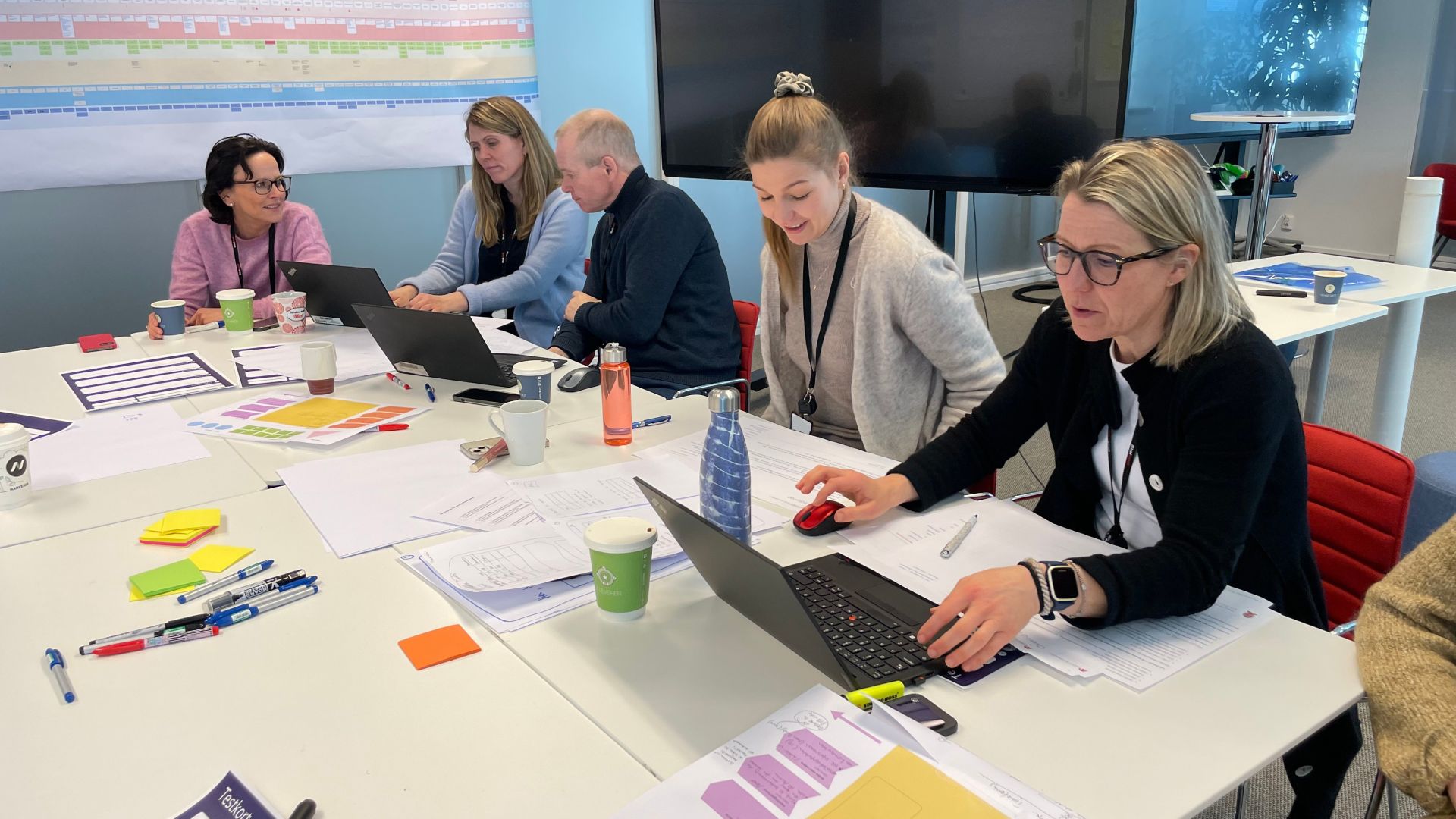 Designsprint med prototyping og brukertesting av ny personalhåndbok.