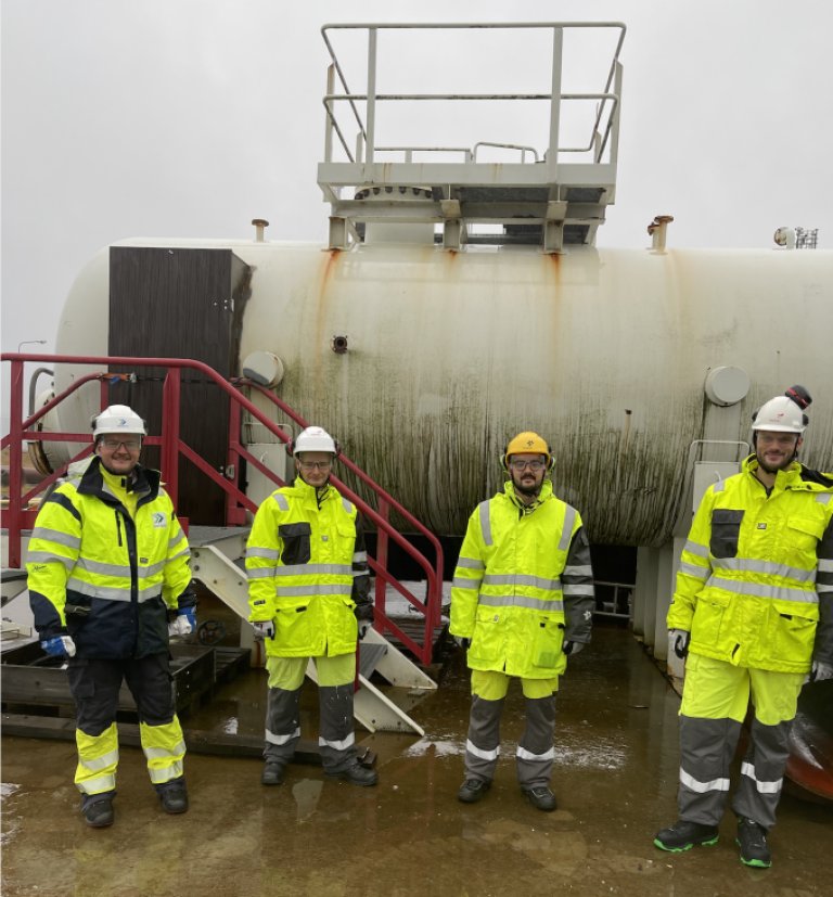 Her tester Håkon fra Gassco, og Frode, Eirik og Torbjørn fra Bouvet systemet på et testanlegg.